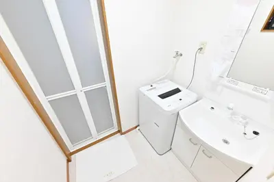 a white bathroom with a toilet and a sink at Private Villa Sinjuku -7min to \u9ad8\u7530\u99ac\u5834\u99c5 in Tokyo