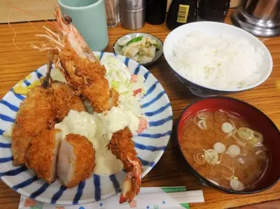 a plate of food with shrimp and a bowl of soup at \u30a2\u30f3\u30c9\u30b9\u30c6\u30a4\u5e61\u30f6\u8c37202 in Tokyo