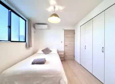 a bedroom with a bed and a window at \u590f\u91ce-\u9ad8\u7530\u9a6c\u573a-sSJ0106 in Tokyo
