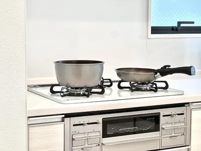 two pots on a stove in a kitchen at \u590f\u91ce-\u9ad8\u7530\u9a6c\u573a-sSJ0106 in Tokyo