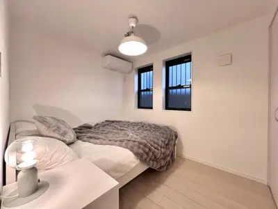 a bedroom with a bed and two windows at \u590f\u91ce-\u9ad8\u7530\u9a6c\u573a-sSJ0106 in Tokyo