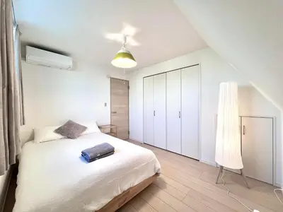 a bedroom with a white bed and a white closet at \u590f\u91ce-\u9ad8\u7530\u9a6c\u573a-sSJ0106 in Tokyo