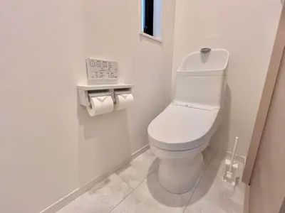a bathroom with a white toilet in a room at \u590f\u91ce-\u9ad8\u7530\u9a6c\u573a-sSJ0106 in Tokyo