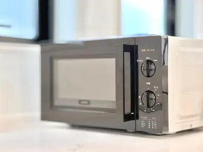 a microwave oven sitting on top of a counter at \u590f\u91ce-\u9ad8\u7530\u9a6c\u573a-sSJ0106 in Tokyo