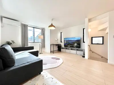 a living room with a couch and a flat screen tv at \u590f\u91ce-\u9ad8\u7530\u9a6c\u573a-sSJ0106 in Tokyo