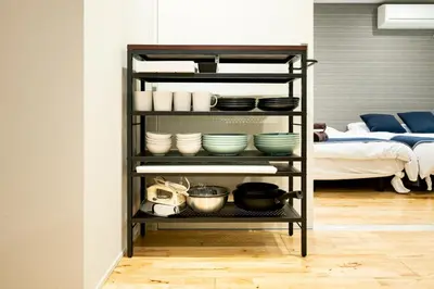 a shelf with bowls and dishes on it in a room at \u30c6\u30e9\u30b9\u5e73\u4e95 in Tokyo