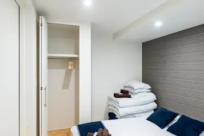 a bedroom with two beds and a mirror at \u30c6\u30e9\u30b9\u5e73\u4e95 in Tokyo