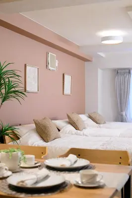 two beds in a room with plates on a table at Residence Stay Hanzomon - \u30ec\u30b8\u30c7\u30f3\u30b9\u30b9\u30c6\u30a3\u534a\u8535\u9580 in Tokyo