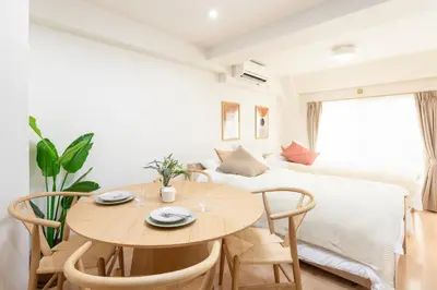 a dining room with a table and chairs and a bed at Residence Stay Hanzomon - \u30ec\u30b8\u30c7\u30f3\u30b9\u30b9\u30c6\u30a3\u534a\u8535\u9580 in Tokyo