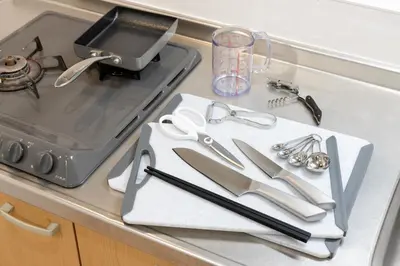 a kitchen counter with a table with silver utensils at Residence Stay Hanzomon - \u30ec\u30b8\u30c7\u30f3\u30b9\u30b9\u30c6\u30a3\u534a\u8535\u9580 in Tokyo