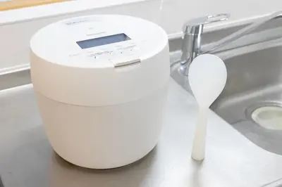 a white mixer sitting on a counter next to a spoon at Residence Stay Hanzomon - \u30ec\u30b8\u30c7\u30f3\u30b9\u30b9\u30c6\u30a3\u534a\u8535\u9580 in Tokyo