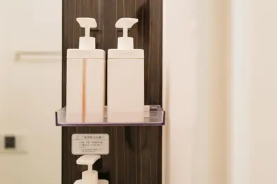two white bottles on a shelf in a bathroom at \u4e00\u4e2a\u4eba\u65c5\u884c \u897f\u65b0\u5bbf\u7ad9\u6b65\u884c8\u5206 \u65b0\u5bbf\u7ad9\u5f92\u6b6516\u5206 JR\u5c71\u624b\u7ebf\u65b0\u5927\u4e45\u4fdd\u7ad9\u6b65\u884c15\u5206 \u514d\u8d39WiFi in Tokyo