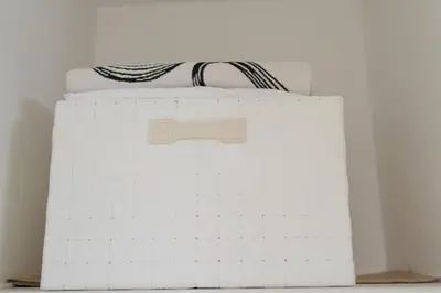 a white bag with a cross on top of it at \u4e00\u4e2a\u4eba\u65c5\u884c \u897f\u65b0\u5bbf\u7ad9\u6b65\u884c8\u5206 \u65b0\u5bbf\u7ad9\u5f92\u6b6516\u5206 JR\u5c71\u624b\u7ebf\u65b0\u5927\u4e45\u4fdd\u7ad9\u6b65\u884c15\u5206 \u514d\u8d39WiFi in Tokyo