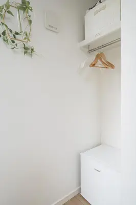 a room with white walls and a white refrigerator at \u4e00\u4e2a\u4eba\u65c5\u884c \u897f\u65b0\u5bbf\u7ad9\u6b65\u884c8\u5206 \u65b0\u5bbf\u7ad9\u5f92\u6b6516\u5206 JR\u5c71\u624b\u7ebf\u65b0\u5927\u4e45\u4fdd\u7ad9\u6b65\u884c15\u5206 \u514d\u8d39WiFi in Tokyo