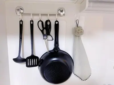 a kitchen utensils are hanging on a wall at \u4e00\u4e2a\u4eba\u65c5\u884c \u897f\u65b0\u5bbf\u7ad9\u6b65\u884c8\u5206 \u65b0\u5bbf\u7ad9\u5f92\u6b6516\u5206 JR\u5c71\u624b\u7ebf\u65b0\u5927\u4e45\u4fdd\u7ad9\u6b65\u884c15\u5206 \u514d\u8d39WiFi in Tokyo