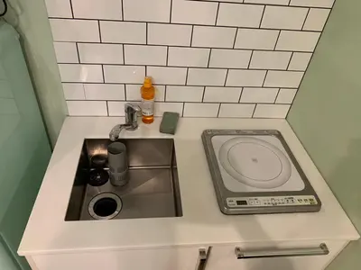 a small kitchen with a sink and a stove at \u30b6\u30b9\u30bf\u30f3\u30c0\u30fc\u30c9\u30a2\u30d1\u30fc\u30c8\u30e1\u30f3\u30c8\u6e0b\u8c37\u7b39\u585aRoom A in Tokyo