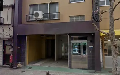an entrance to a building with an open door at \u683c\u5b89\u6c11\u5bbf \u65e5\u66ae\u91cc\u99c5\u304b\u3089\u5f92\u6b694\u5206 \u9280\u5ea7 \u4e0a\u91ce\u76f4\u901a in Tokyo