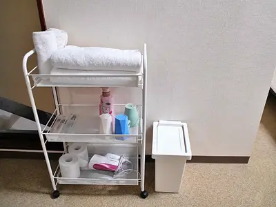 a towel rack with towels and other items on it at \u683c\u5b89\u6c11\u5bbf \u65e5\u66ae\u91cc\u99c5\u304b\u3089\u5f92\u6b694\u5206 \u9280\u5ea7 \u4e0a\u91ce\u76f4\u901a in Tokyo