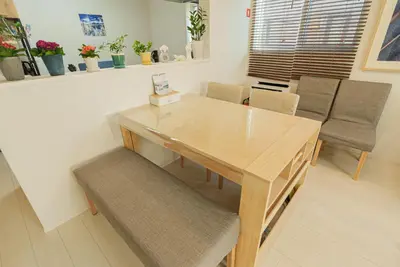 a wooden table and chairs in a room at \u732b\u597d\u304d i HOTEL SkyTree\u307e\u306714\u5206 \u6700\u592710\u4eba \u65b0\u7bc9 \u4e00\u6238\u8cb8 WiFi\u5b8c\u5099 \u6d17\u6fef\u4e7e\u71e5\u6a5f \u99d0\u8eca\u5834\u4e8c\u53f0\u5206 in Tokyo