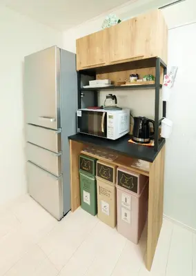 a kitchen with a counter and a refrigerator at \u732b\u597d\u304d i HOTEL SkyTree\u307e\u306714\u5206 \u6700\u592710\u4eba \u65b0\u7bc9 \u4e00\u6238\u8cb8 WiFi\u5b8c\u5099 \u6d17\u6fef\u4e7e\u71e5\u6a5f \u99d0\u8eca\u5834\u4e8c\u53f0\u5206 in Tokyo