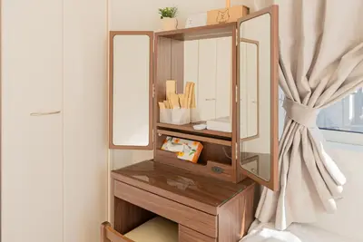 a wooden dressing table with a mirror on it at \u732b\u597d\u304d i HOTEL SkyTree\u307e\u306714\u5206 \u6700\u592710\u4eba \u65b0\u7bc9 \u4e00\u6238\u8cb8 WiFi\u5b8c\u5099 \u6d17\u6fef\u4e7e\u71e5\u6a5f \u99d0\u8eca\u5834\u4e8c\u53f0\u5206 in Tokyo