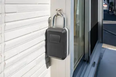 a suitcase is hanging on the side of a door at \u732b\u597d\u304d i HOTEL SkyTree\u307e\u306714\u5206 \u6700\u592710\u4eba \u65b0\u7bc9 \u4e00\u6238\u8cb8 WiFi\u5b8c\u5099 \u6d17\u6fef\u4e7e\u71e5\u6a5f \u99d0\u8eca\u5834\u4e8c\u53f0\u5206 in Tokyo