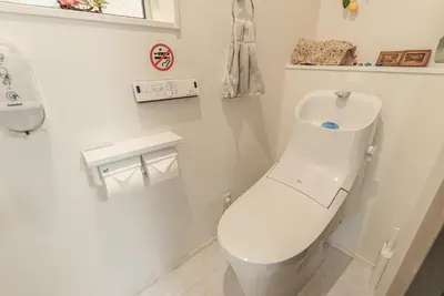 a white bathroom with a toilet and a sink at \u732b\u597d\u304d i HOTEL SkyTree\u307e\u306714\u5206 \u6700\u592710\u4eba \u65b0\u7bc9 \u4e00\u6238\u8cb8 WiFi\u5b8c\u5099 \u6d17\u6fef\u4e7e\u71e5\u6a5f \u99d0\u8eca\u5834\u4e8c\u53f0\u5206 in Tokyo