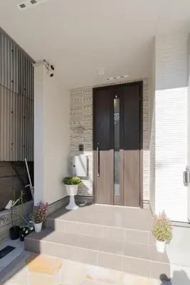 a lobby with a wooden door and some potted plants at \u732b\u597d\u304d i HOTEL SkyTree\u307e\u306714\u5206 \u6700\u592710\u4eba \u65b0\u7bc9 \u4e00\u6238\u8cb8 WiFi\u5b8c\u5099 \u6d17\u6fef\u4e7e\u71e5\u6a5f \u99d0\u8eca\u5834\u4e8c\u53f0\u5206 in Tokyo