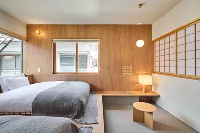 a bedroom with two beds and a desk and a window at Pufuka Wakakusa \u3077\u3075\u304b\u82e5\u8349 in Tokyo