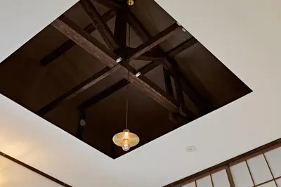 a ceiling light in a room with a wooden ceiling at Pufuka Wakakusa \u3077\u3075\u304b\u82e5\u8349 in Tokyo