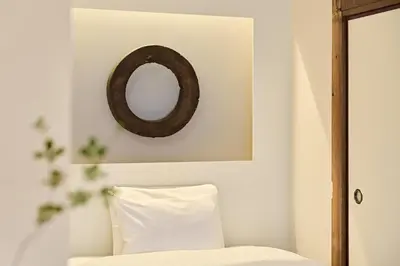 a mirror above a bed with a white pillow at Pufuka Wakakusa \u3077\u3075\u304b\u82e5\u8349 in Tokyo
