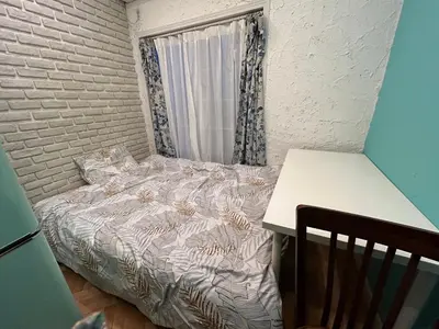 a small bedroom with a bed and a desk at \u30b6\u30b9\u30bf\u30f3\u30c0\u30fc\u30c9\u30a2\u30d1\u30fc\u30c8\u30e1\u30f3\u30c8\u6e0b\u8c37\u7b39\u585ac in Tokyo
