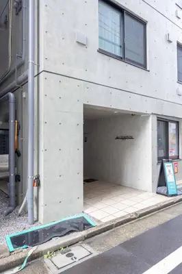a building that is under construction on a street at \u30b8\u30a7\u30df\u30cb\u30b9\u6c60\u888b303 in Tokyo