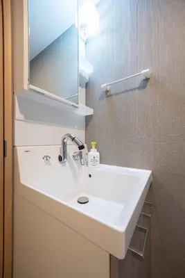 a bathroom with a white sink and a mirror at \u30b8\u30a7\u30df\u30cb\u30b9\u6c60\u888b303 in Tokyo