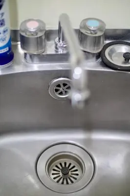 a kitchen sink with a water faucet at Garden Otsuka302 -\u30ac\u30fc\u30c7\u30f3\u5927\u585a- \u5927\u585a\u99c5\u5f92\u6b693\u5206 JR\u6cbf\u7dda\u3067\u6c60\u888b\u307e\u30677\u5206 \u7121\u6599Wi-Fi\u3068\u30a2\u30e1\u30cb\u30c6\u30a3\u63d0\u4f9b in Tokyo