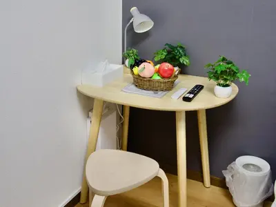 a table with a basket of fruit and plants on it at Garden Otsuka302 -\u30ac\u30fc\u30c7\u30f3\u5927\u585a- \u5927\u585a\u99c5\u5f92\u6b693\u5206 JR\u6cbf\u7dda\u3067\u6c60\u888b\u307e\u30677\u5206 \u7121\u6599Wi-Fi\u3068\u30a2\u30e1\u30cb\u30c6\u30a3\u63d0\u4f9b in Tokyo