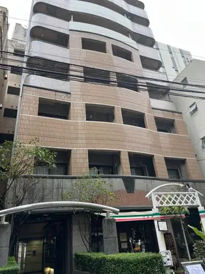 a tall building with a basketball hoop in front of it at Garden Otsuka302 -\u30ac\u30fc\u30c7\u30f3\u5927\u585a- \u5927\u585a\u99c5\u5f92\u6b693\u5206 JR\u6cbf\u7dda\u3067\u6c60\u888b\u307e\u30677\u5206 \u7121\u6599Wi-Fi\u3068\u30a2\u30e1\u30cb\u30c6\u30a3\u63d0\u4f9b in Tokyo