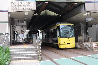 a yellow train is pulling into a train station at Garden Otsuka302 -\u30ac\u30fc\u30c7\u30f3\u5927\u585a- \u5927\u585a\u99c5\u5f92\u6b693\u5206 JR\u6cbf\u7dda\u3067\u6c60\u888b\u307e\u30677\u5206 \u7121\u6599Wi-Fi\u3068\u30a2\u30e1\u30cb\u30c6\u30a3\u63d0\u4f9b in Tokyo