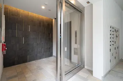 a glass shower in a room with a wall at \u7cf8\u3068365\u65e5 in Tokyo