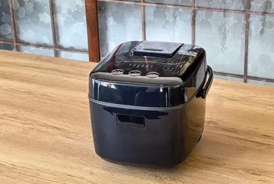 a toaster sitting on top of a wooden table at Villa Katsushika\u304a\u82b1\u8336\u5c4b\u99c5\u5f92\u6b6910\u5206 in Tokyo