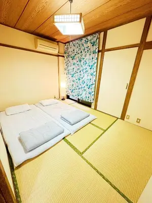 a small room with a bed and two windows at \u30e1\u30be\u30f3\u30c9\u30ea\u30d0\u30fc\u30b8\u30e5201 in Tokyo