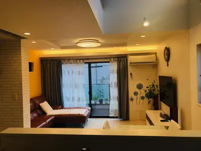 a living room with a couch and a window at JL \u6771\u4eac House - \u99d0\u8eca\u5834\u4ed8\u304d\u7bc9\u6d45\u306e\u307e\u308b\u3054\u3068\u8cb8\u5207\u4f4f\u5b85 in Tokyo