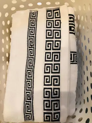 a white towel with a black and white pattern on it at JL \u6771\u4eac House - \u99d0\u8eca\u5834\u4ed8\u304d\u7bc9\u6d45\u306e\u307e\u308b\u3054\u3068\u8cb8\u5207\u4f4f\u5b85 in Tokyo