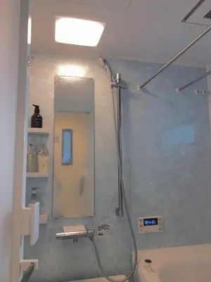 a bathroom with a shower with a mirror and a sink at JL \u6771\u4eac House - \u99d0\u8eca\u5834\u4ed8\u304d\u7bc9\u6d45\u306e\u307e\u308b\u3054\u3068\u8cb8\u5207\u4f4f\u5b85 in Tokyo