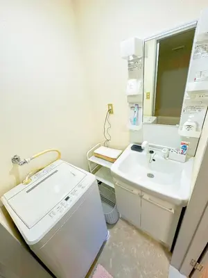 a white bathroom with a sink and a mirror at \u30e1\u30be\u30f3\u30c9\u30ea\u30d0\u30fc\u30b8\u30e5205 in Tokyo