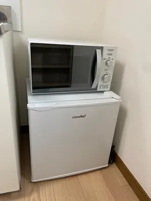 a microwave sitting on top of a white refrigerator at \u30e1\u30be\u30f3\u30c9\u30ea\u30d0\u30fc\u30b8\u30e5205 in Tokyo