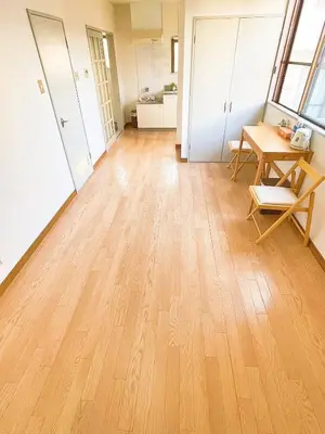 an empty room with a wooden floor and a table at \u30e1\u30be\u30f3\u30c9\u30ea\u30d0\u30fc\u30b8\u30e5205 in Tokyo