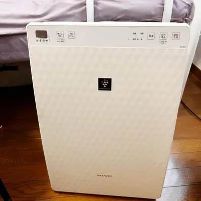 a white dishwasher sitting on the floor next to a bed at Lucky House\u65b0\u5bbf11 in Tokyo