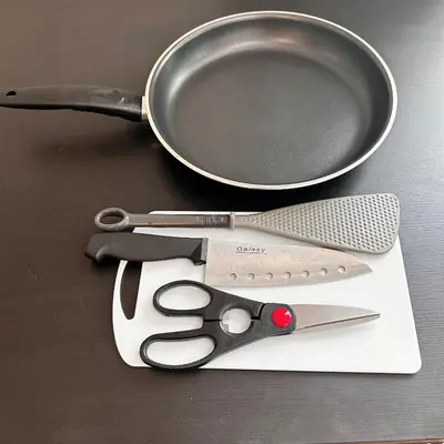 a pair of scissors and a frying pan on a table at Lucky House\u65b0\u5bbf11 in Tokyo