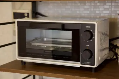 a microwave oven sitting on top of a table at \u30d3\u30b9\u30bf\u6c60\u4e0a 301 in Tokyo